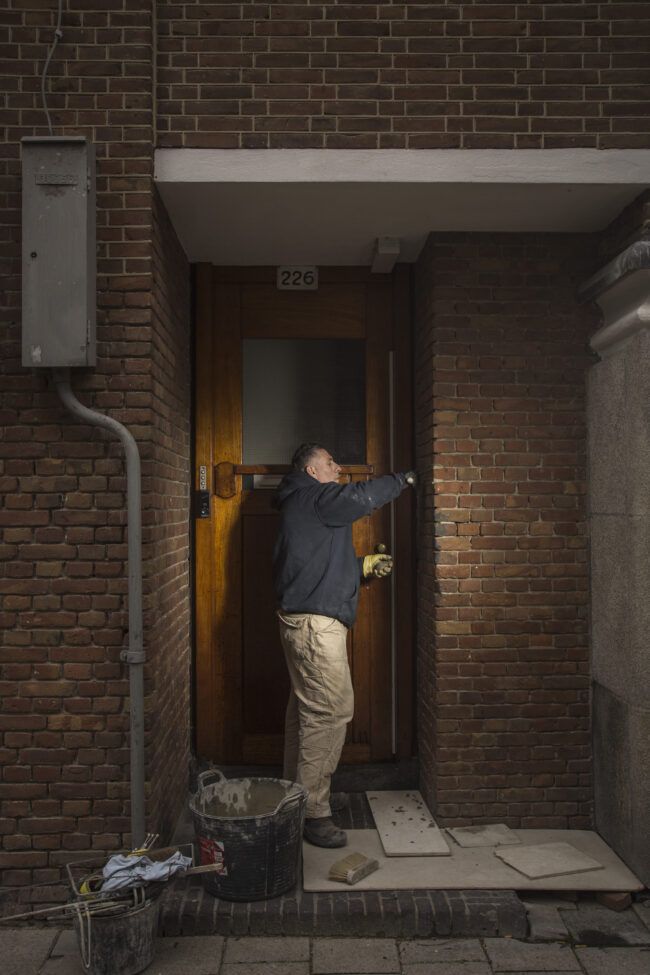 Metselaar Hseyin van Marc Bohle bij het pand hoek Marco Polostraat Jan Evertsenstraat in Amsterdam.