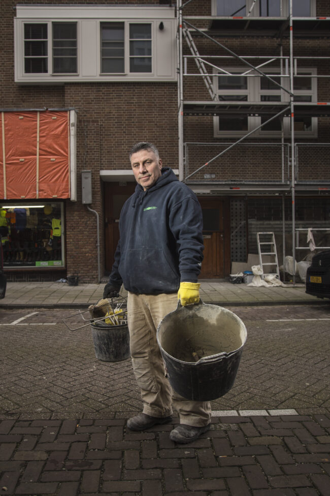 Metselaar Hüseyin van Marc Bohle bij het pand hoek Marco Polostraat Jan Evertsenstraat in Amsterdam.