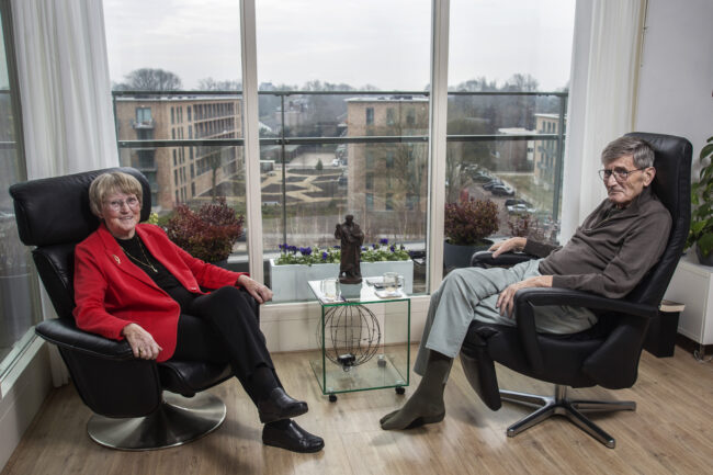 Project De Schrijvers in Haarlem krijgt de complimenten van toeschouwers Vera en Piet van der Putten